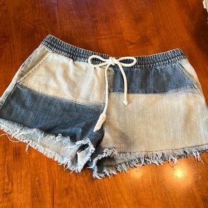 Size medium American Eagle drawstring shorts.